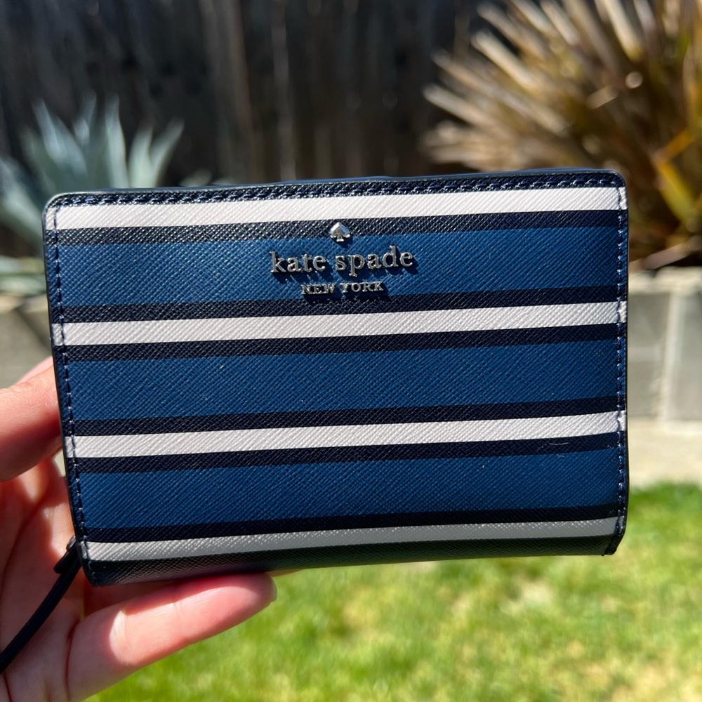🐳🛥️ NWOT KATE SPADE STRIPED WALLET🐳🛥️